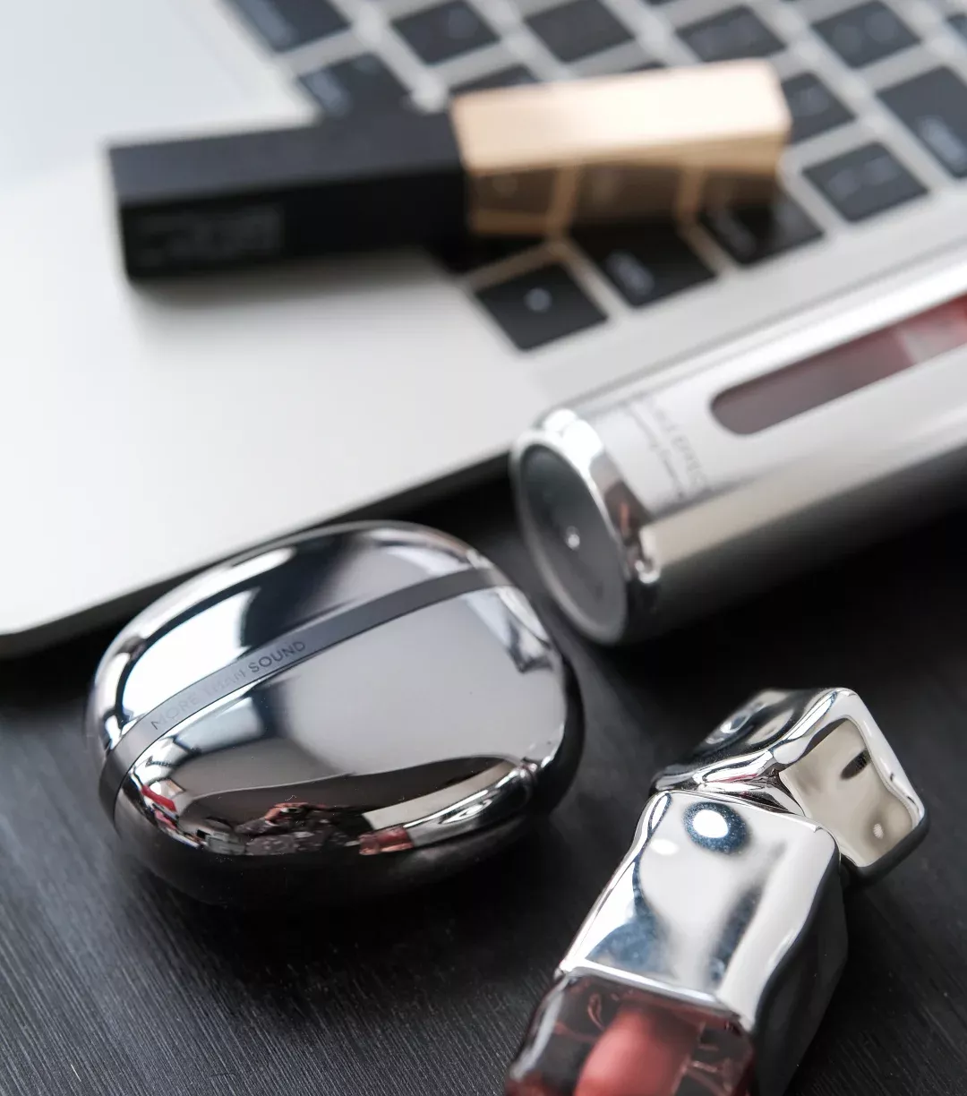 耳机or饰品❓｜银色的数码产品都很有质感❗️ 