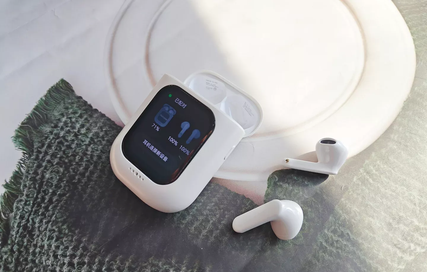 “离谱了”，荣耀这次出了新物种。 荣耀亲选iotapk AI通话耳机，自带一块彩屏，跑了个安卓系统还能插卡，所以能打电话、能接信息，还能能拍照、能装APP，竟然是一款无线入耳式降噪耳机！这是不是很离谱！ 	 用到搓手了……这出门遛弯、跑步是不是连手机都不用带了？ 接电话、回微信、听歌，全在耳朵上完成。 被重新定义的随身携带智能交互终端，你觉得咋样？ #耳机 #蓝牙耳机 #荣耀亲选AI通话耳机 #数码大玩家 #晒一晒我的数码礼物 #读懂人心的智能设备 #后悔没早入的数码产品 