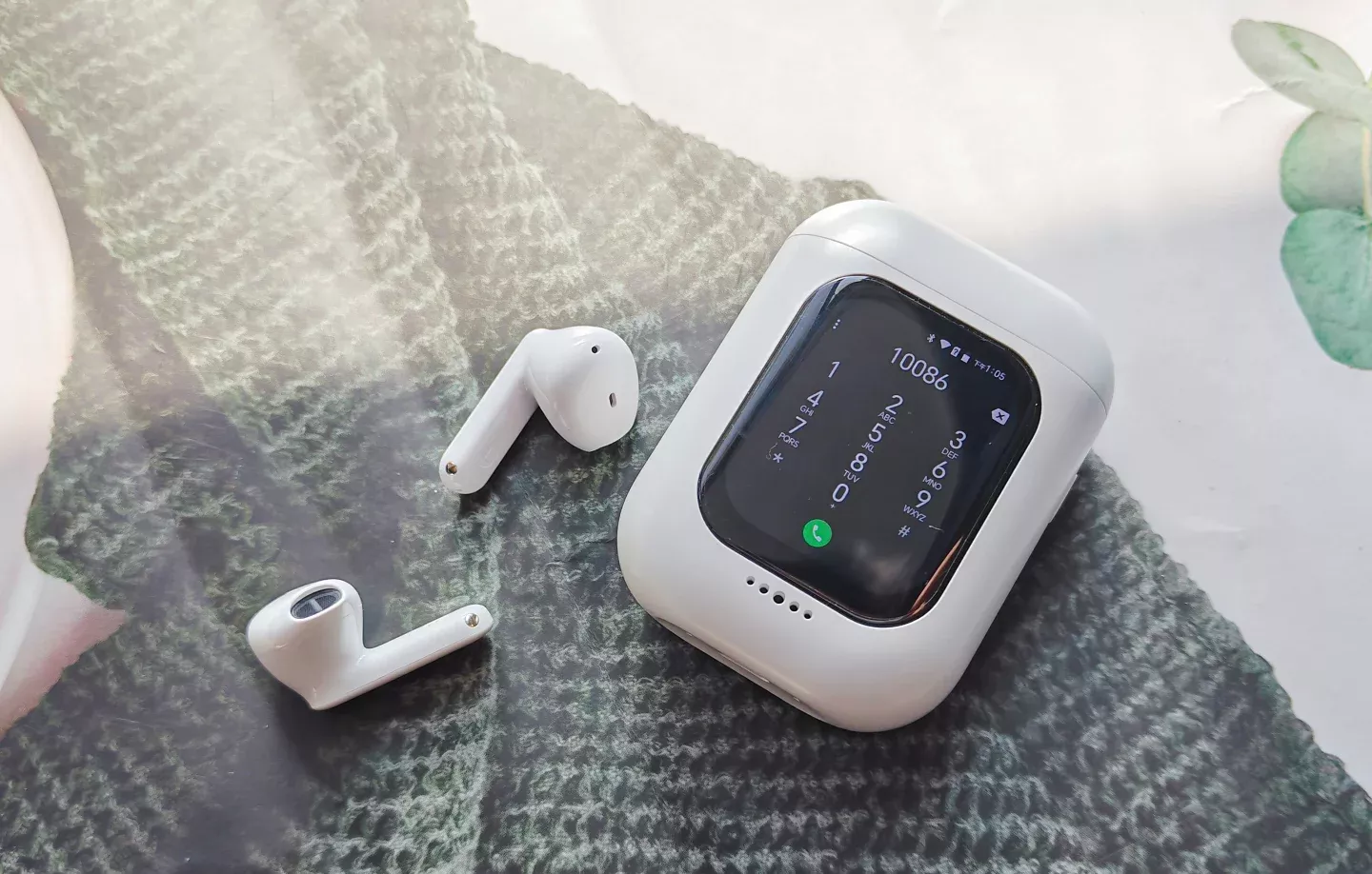 “离谱了”，荣耀这次出了新物种。 荣耀亲选iotapk AI通话耳机，自带一块彩屏，跑了个安卓系统还能插卡，所以能打电话、能接信息，还能能拍照、能装APP，竟然是一款无线入耳式降噪耳机！这是不是很离谱！ 	 用到搓手了……这出门遛弯、跑步是不是连手机都不用带了？ 接电话、回微信、听歌，全在耳朵上完成。 被重新定义的随身携带智能交互终端，你觉得咋样？ #耳机 #蓝牙耳机 #荣耀亲选AI通话耳机 #数码大玩家 #晒一晒我的数码礼物 #读懂人心的智能设备 #后悔没早入的数码产品 