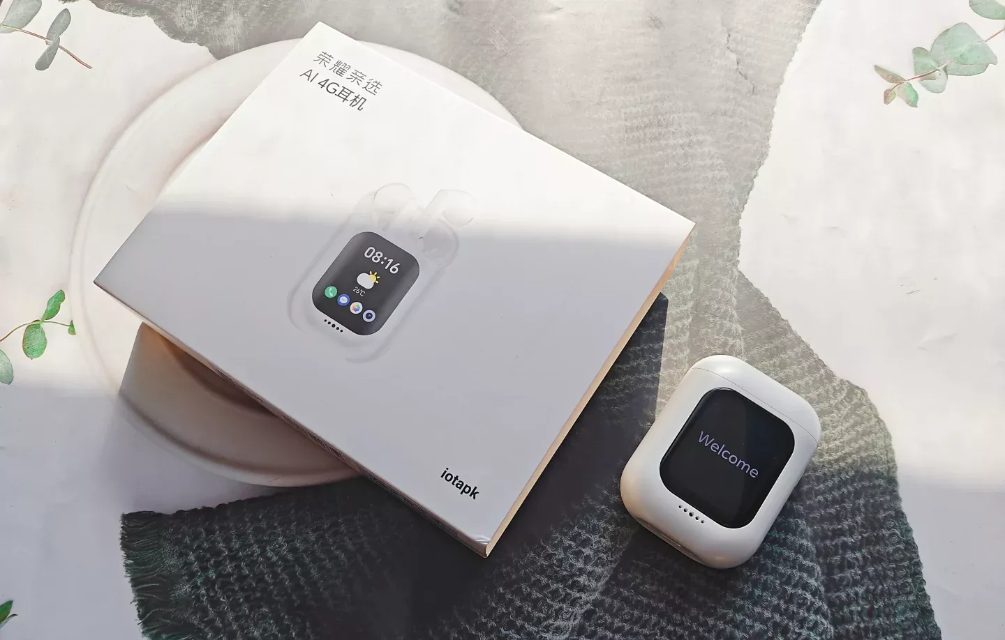 “离谱了”，荣耀这次出了新物种。 荣耀亲选iotapk AI通话耳机，自带一块彩屏，跑了个安卓系统还能插卡，所以能打电话、能接信息，还能能拍照、能装APP，竟然是一款无线入耳式降噪耳机！这是不是很离谱！ 	 用到搓手了……这出门遛弯、跑步是不是连手机都不用带了？ 接电话、回微信、听歌，全在耳朵上完成。 被重新定义的随身携带智能交互终端，你觉得咋样？ #耳机 #蓝牙耳机 #荣耀亲选AI通话耳机 #数码大玩家 #晒一晒我的数码礼物 #读懂人心的智能设备 #后悔没早入的数码产品 