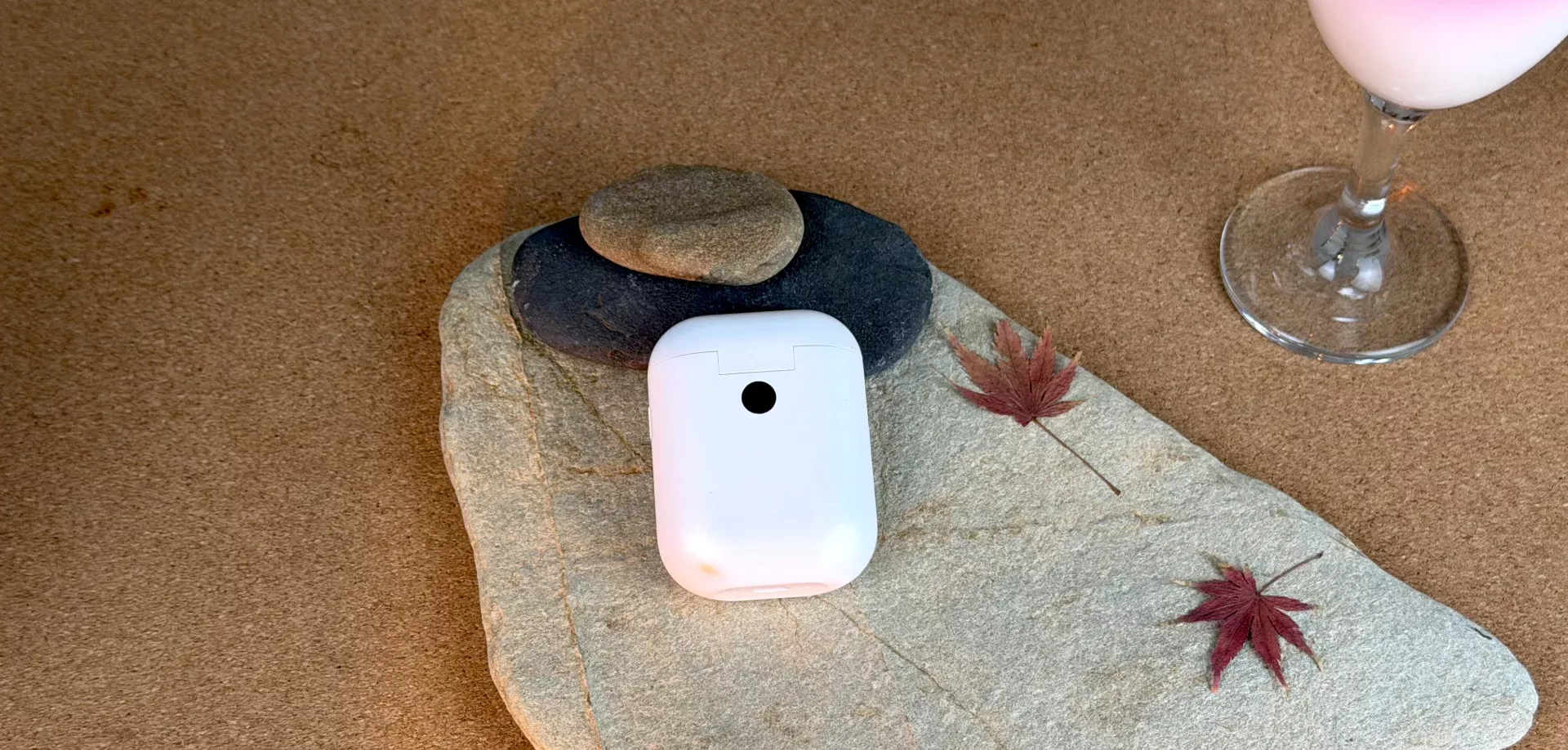 这是手机还是耳机？「机耳合一」？ 	 荣耀亲选iotapk AI通话耳机我已经体验半个多月了 这玩意儿真的不只是耳机啊啊啊‼️ 	 ✨【它居然有个小屏幕！】 充电仓自带1.84寸屏！不是玩具屏，是真·安卓系统！ 插张手机卡，就能独立打电话、聊微信、刷QQ… 出门遛狗取快递，带它就够了！ 手机？根本不用掏🤫 	 🧠【双AI灵魂附体！】 内置DeepSeek+科大星火，两个AI随时待命： →拍照搜题，秒出答案+解析（学生党狂喜） →11种语言同声传译，出国旅游直接当随身翻译官 →无聊还能和它唠嗑，反应超快不智