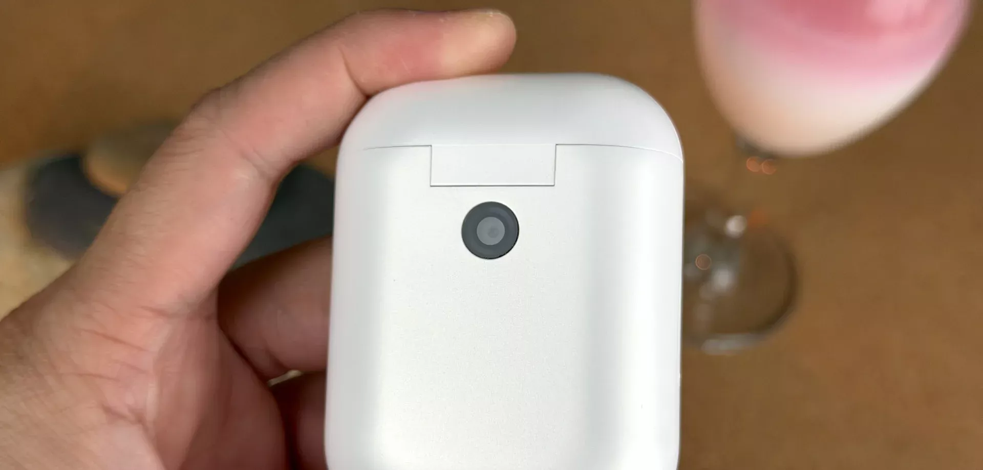 这是手机还是耳机？「机耳合一」？ 	 荣耀亲选iotapk AI通话耳机我已经体验半个多月了 这玩意儿真的不只是耳机啊啊啊‼️ 	 ✨【它居然有个小屏幕！】 充电仓自带1.84寸屏！不是玩具屏，是真·安卓系统！ 插张手机卡，就能独立打电话、聊微信、刷QQ… 出门遛狗取快递，带它就够了！ 手机？根本不用掏🤫 	 🧠【双AI灵魂附体！】 内置DeepSeek+科大星火，两个AI随时待命： →拍照搜题，秒出答案+解析（学生党狂喜） →11种语言同声传译，出国旅游直接当随身翻译官 →无聊还能和它唠嗑，反应超快不智