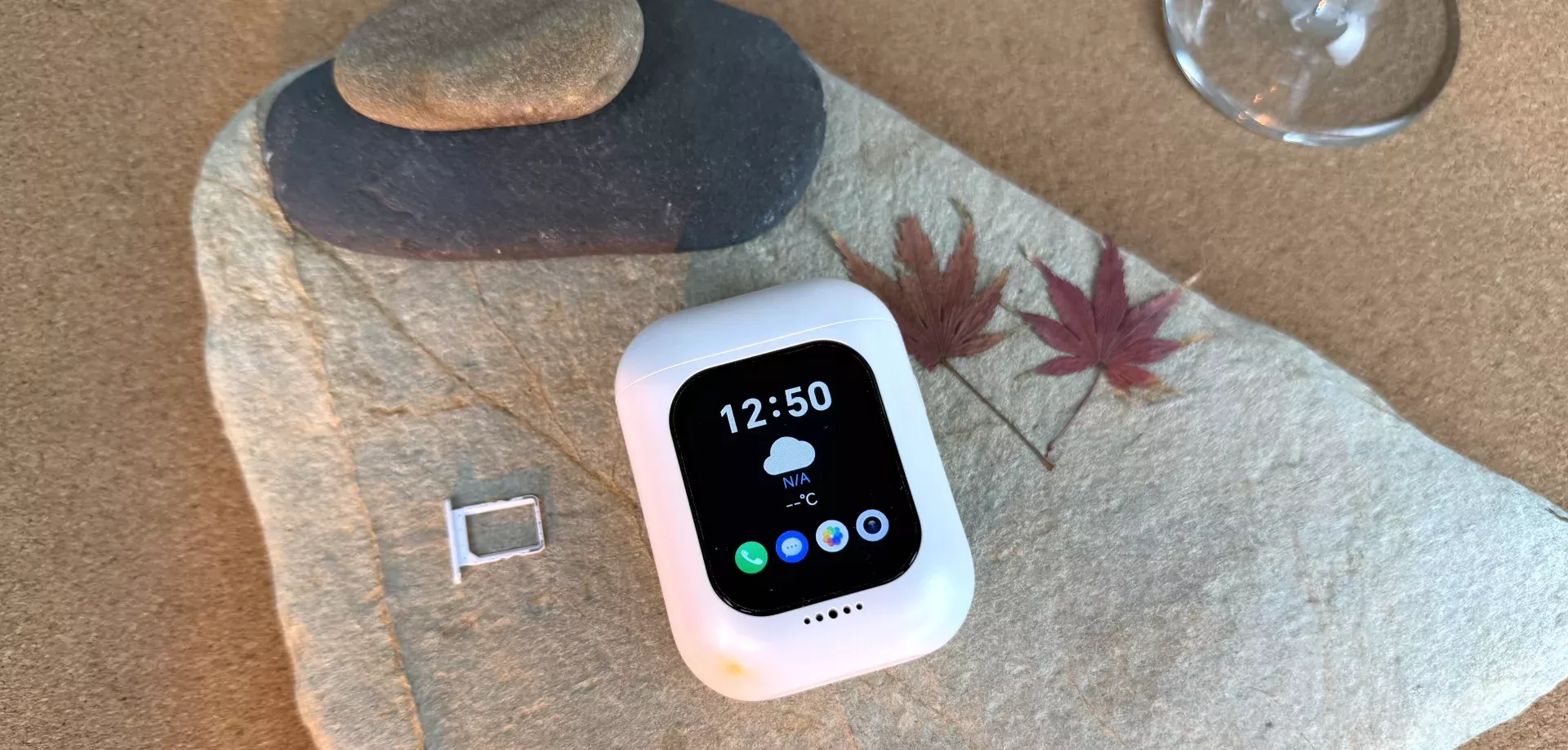 这是手机还是耳机？「机耳合一」？ 	 荣耀亲选iotapk AI通话耳机我已经体验半个多月了 这玩意儿真的不只是耳机啊啊啊‼️ 	 ✨【它居然有个小屏幕！】 充电仓自带1.84寸屏！不是玩具屏，是真·安卓系统！ 插张手机卡，就能独立打电话、聊微信、刷QQ… 出门遛狗取快递，带它就够了！ 手机？根本不用掏🤫 	 🧠【双AI灵魂附体！】 内置DeepSeek+科大星火，两个AI随时待命： →拍照搜题，秒出答案+解析（学生党狂喜） →11种语言同声传译，出国旅游直接当随身翻译官 →无聊还能和它唠嗑，反应超快不智