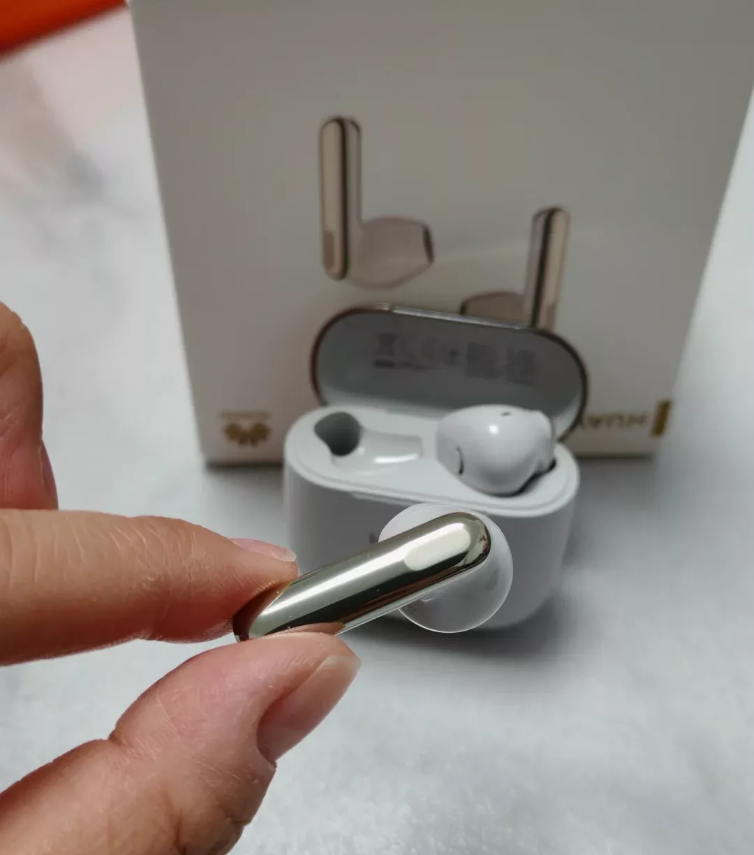 华为半入耳耳机 