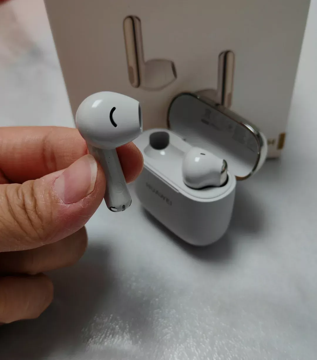 华为半入耳耳机 