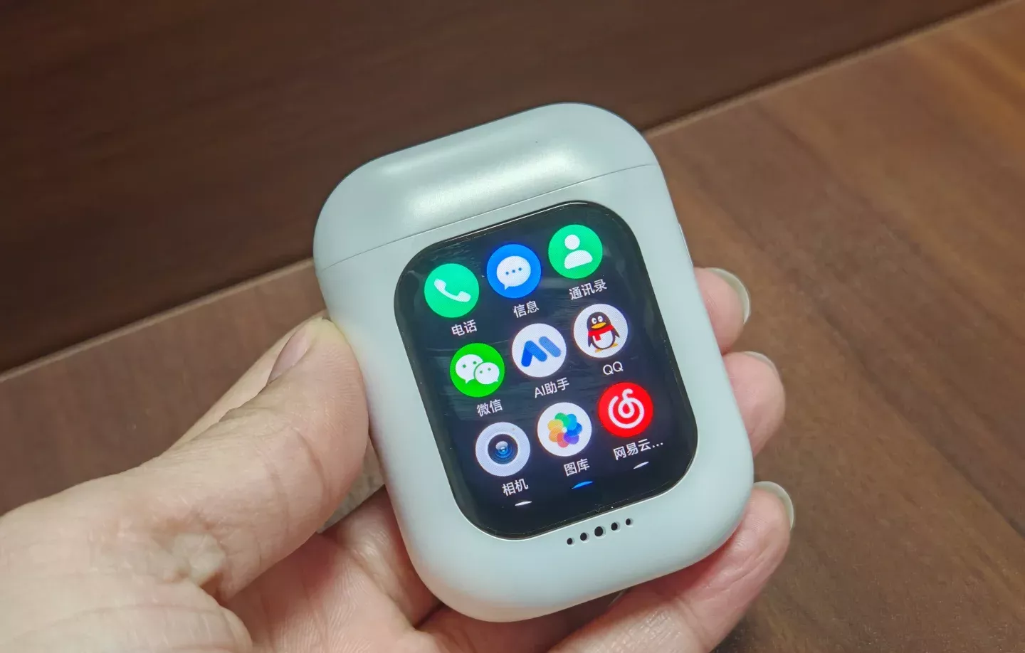 能听歌，能拍照，能聊天的AI耳机 