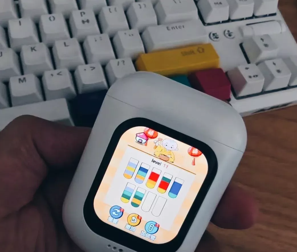 荣耀这抽象邪修耳机有点好玩啊，一玩半小时 