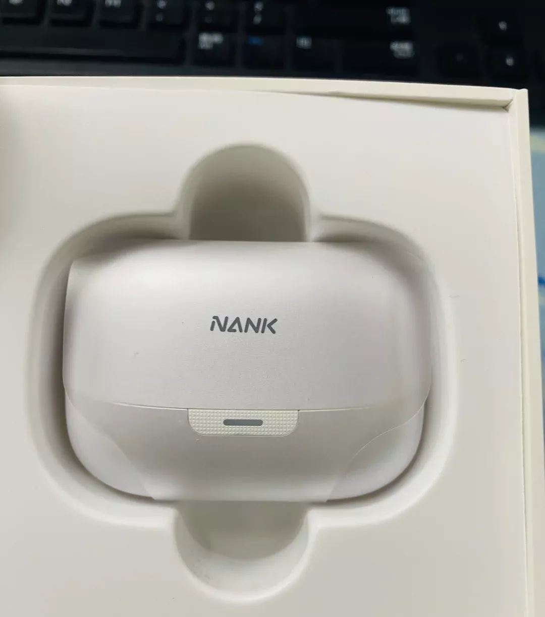 307拿下南卡Clip Super2，希望好用，最近真不想再选耳机了#耳机 #蓝牙耳机求推荐 #蓝牙耳机测评 需要反馈的可蹲 ——————————————————————- 反馈来啦，今天早上收到的，用了一天，比想象中好用，本人之前一直用的AirPods，前两天坏了，然后换新的，纯主观评价哈 1、这个颜色非常美貌，以为纯白，结果带点紫色，很喜欢 2、办公室摸鱼没问题，一格音量就够啦，很清楚，旁边人也听不见 3、小电驴上下班也没问题，之前听说耳夹会听不见，并没有，很清楚，2格音量甚至有点大 4、下午戴了一个