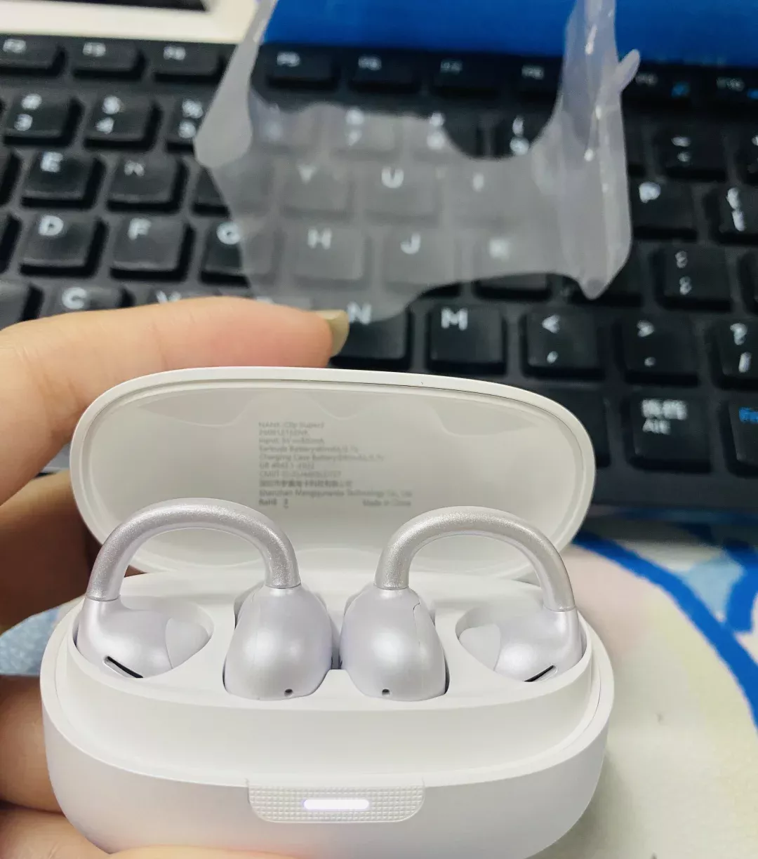 307拿下南卡Clip Super2，希望好用，最近真不想再选耳机了#耳机 #蓝牙耳机求推荐 #蓝牙耳机测评 需要反馈的可蹲 ——————————————————————- 反馈来啦，今天早上收到的，用了一天，比想象中好用，本人之前一直用的AirPods，前两天坏了，然后换新的，纯主观评价哈 1、这个颜色非常美貌，以为纯白，结果带点紫色，很喜欢 2、办公室摸鱼没问题，一格音量就够啦，很清楚，旁边人也听不见 3、小电驴上下班也没问题，之前听说耳夹会听不见，并没有，很清楚，2格音量甚至有点大 4、下午戴了一个