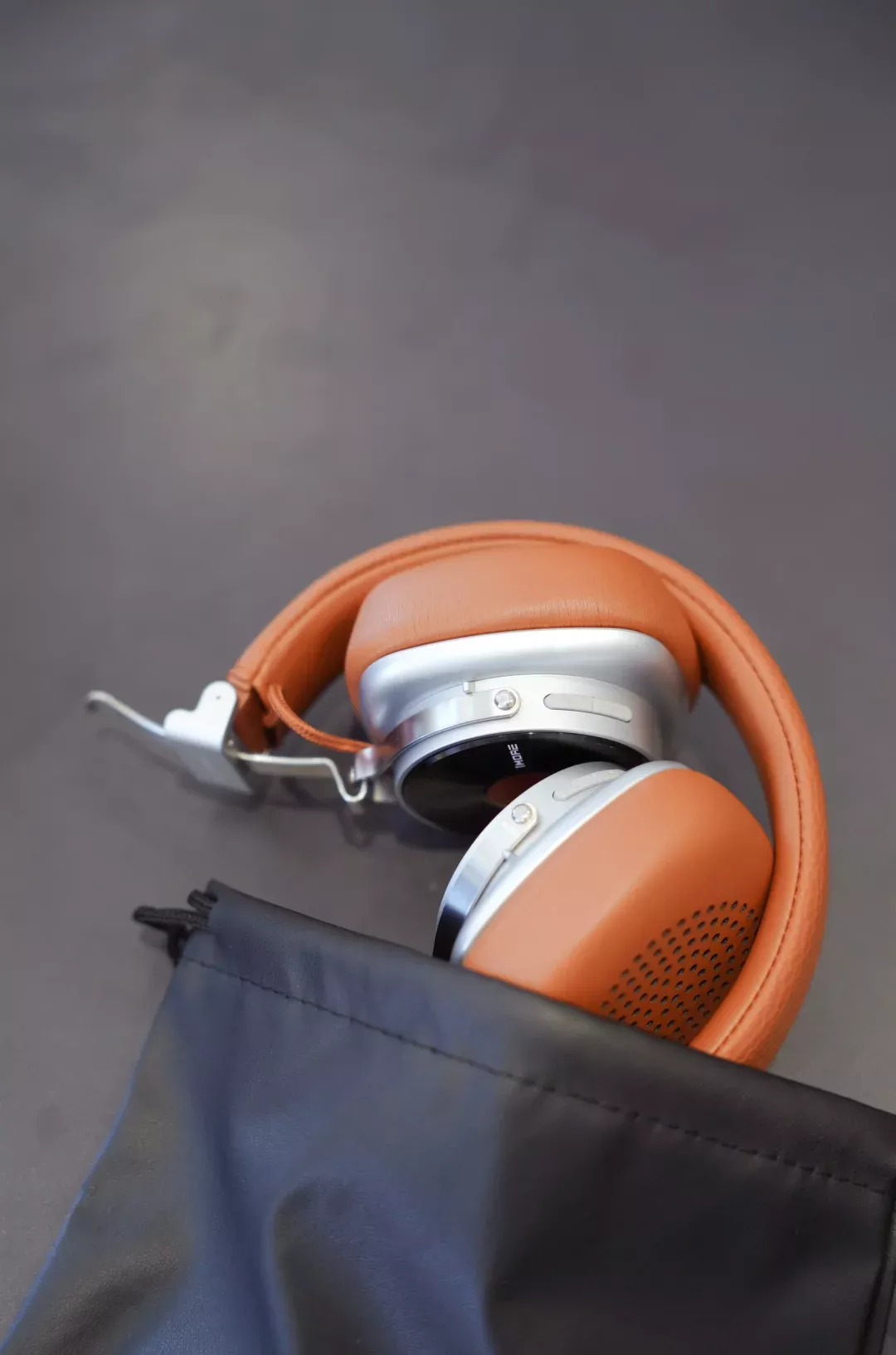 谁能拒绝既是音乐装备又是穿搭神器的复古头 