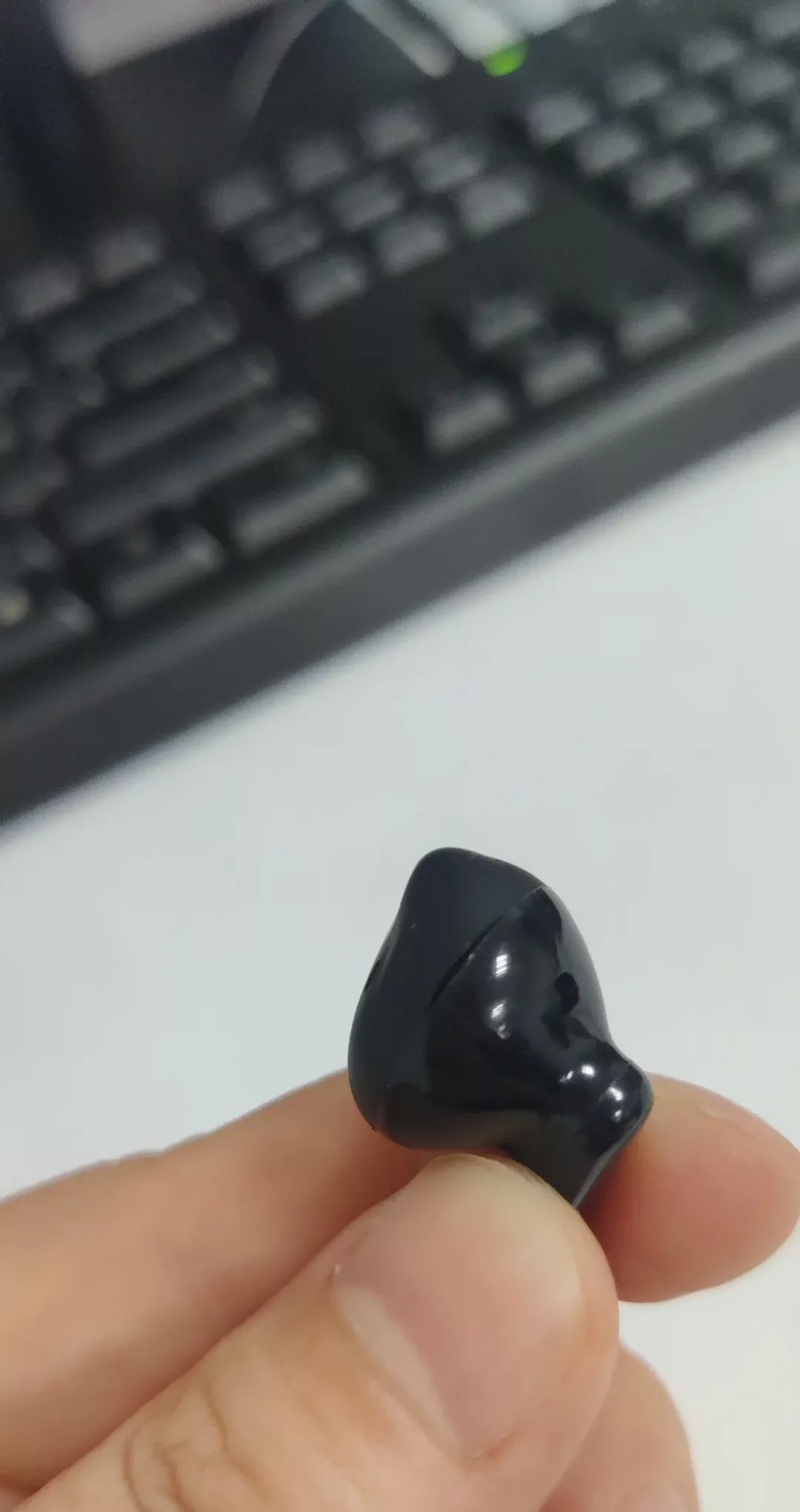 哈曼/JBL耳机一生黑，欺骗消费者，奉劝各位千万不要购买 七月一号购买的耳机，不到一个月，耳机自动鼓包了 鼓包了！！！！多么匪夷所思问 问店铺客服，给了本地维修店的电话，本地维修点推给4006306678，这个电话又推给店铺客服 他们说他们只对耳机里面出现问题，负责耳机的外观出现了任何问题，消费者自己买单 还一直要说是消费者的问题，你作为一个正常的人，你能把一个塑料件变成鼓包的形态，那你也真是厉害 他们官方的态度就是只要是外观问题，不管是不是人为他们都不管 奉劝各位想要买耳机的人，千万不要买这个牌子，我没