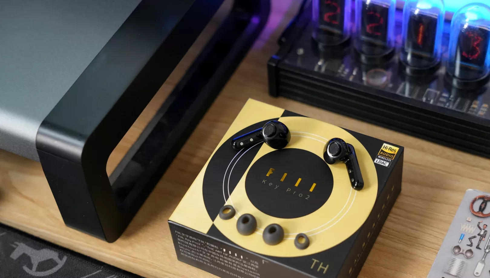 我的第一款FIIL是头戴耳机，好像用了都快十年了，我现在还记得，那个时候的FIIL耳机的价格都有点小贵，但是声音对得起价格，音质超级好。 就在最近，我又发现FIIL推出了一款全新的耳机FIIL Key Pro2，我看配置和功能都是千元旗舰级别的，但是价格却只要200多，所以就入手了，我试了一下，音质依然保持着较高的水平，而功能方面，除了没有无线充电以外，其他基本全都支持，比如它最高支持55dB智驾级自适应降噪技术，别的普通耳机基本都是手动调节，FIIL已经实现了自动调节，然后还支持LDAC高清音频解码，有