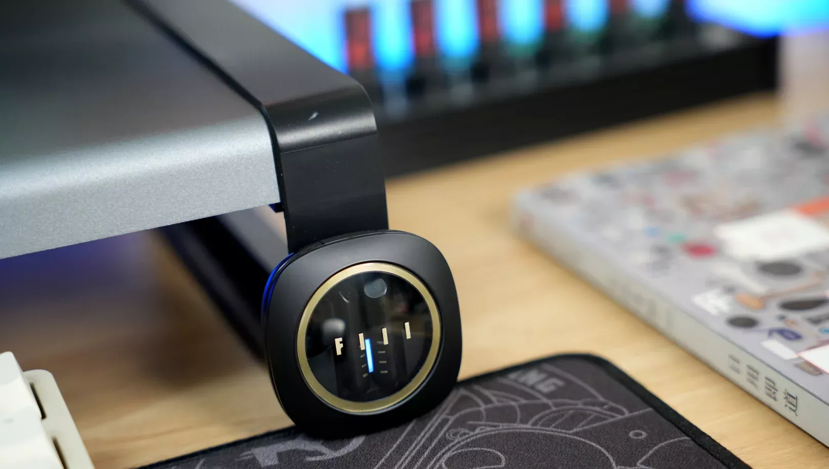 我的第一款FIIL是头戴耳机，好像用了都快十年了，我现在还记得，那个时候的FIIL耳机的价格都有点小贵，但是声音对得起价格，音质超级好。 就在最近，我又发现FIIL推出了一款全新的耳机FIIL Key Pro2，我看配置和功能都是千元旗舰级别的，但是价格却只要200多，所以就入手了，我试了一下，音质依然保持着较高的水平，而功能方面，除了没有无线充电以外，其他基本全都支持，比如它最高支持55dB智驾级自适应降噪技术，别的普通耳机基本都是手动调节，FIIL已经实现了自动调节，然后还支持LDAC高清音频解码，有