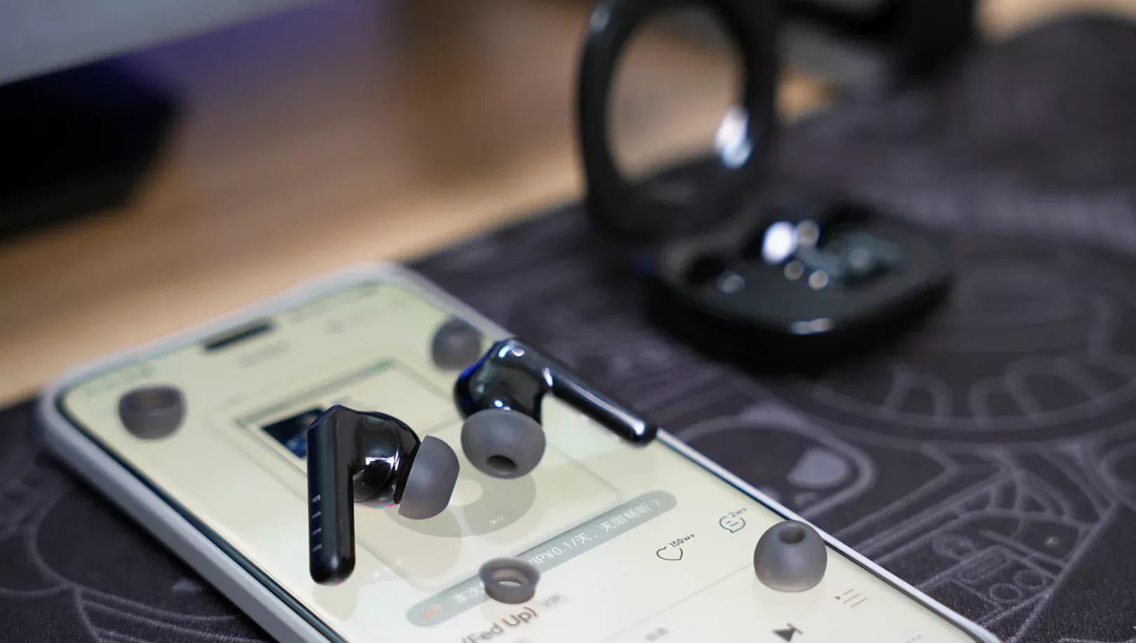 我的第一款FIIL是头戴耳机，好像用了都快十年了，我现在还记得，那个时候的FIIL耳机的价格都有点小贵，但是声音对得起价格，音质超级好。 就在最近，我又发现FIIL推出了一款全新的耳机FIIL Key Pro2，我看配置和功能都是千元旗舰级别的，但是价格却只要200多，所以就入手了，我试了一下，音质依然保持着较高的水平，而功能方面，除了没有无线充电以外，其他基本全都支持，比如它最高支持55dB智驾级自适应降噪技术，别的普通耳机基本都是手动调节，FIIL已经实现了自动调节，然后还支持LDAC高清音频解码，有