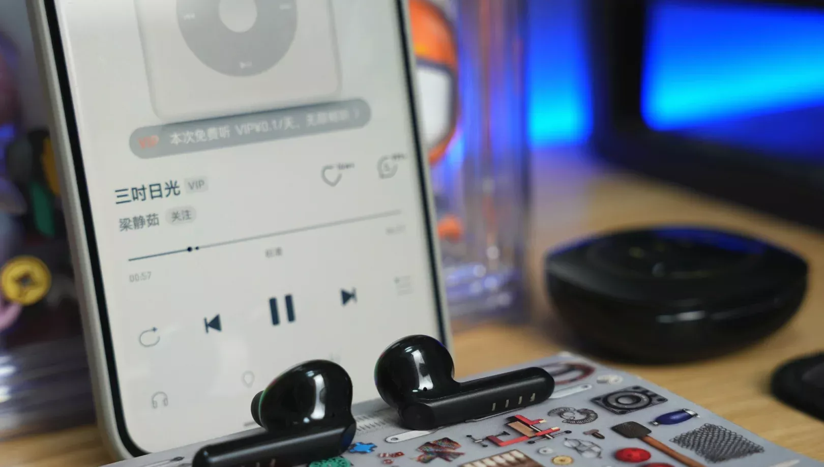 我的第一款FIIL是头戴耳机，好像用了都快十年了，我现在还记得，那个时候的FIIL耳机的价格都有点小贵，但是声音对得起价格，音质超级好。 就在最近，我又发现FIIL推出了一款全新的耳机FIIL Key Pro2，我看配置和功能都是千元旗舰级别的，但是价格却只要200多，所以就入手了，我试了一下，音质依然保持着较高的水平，而功能方面，除了没有无线充电以外，其他基本全都支持，比如它最高支持55dB智驾级自适应降噪技术，别的普通耳机基本都是手动调节，FIIL已经实现了自动调节，然后还支持LDAC高清音频解码，有