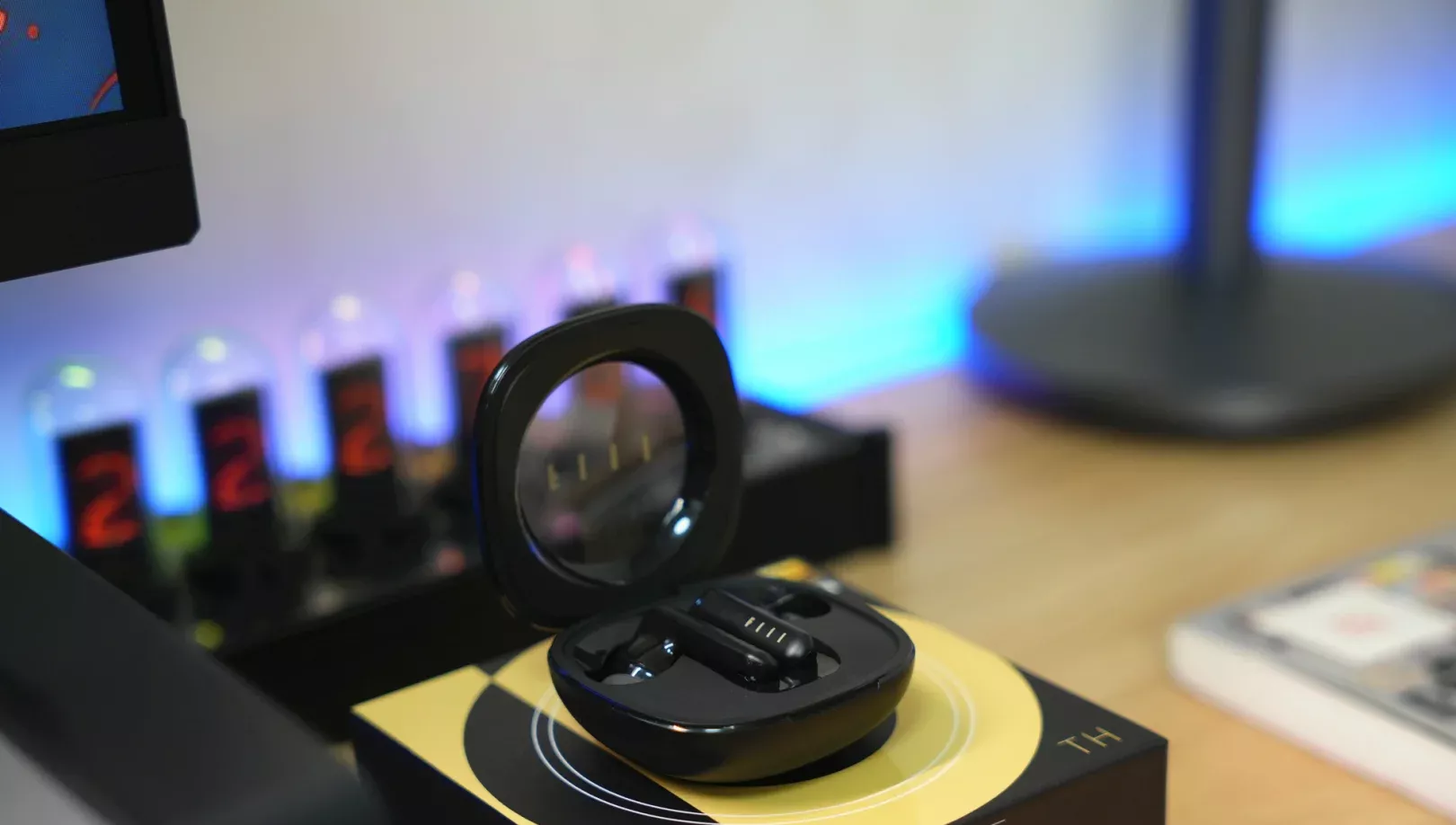 我的第一款FIIL是头戴耳机，好像用了都快十年了，我现在还记得，那个时候的FIIL耳机的价格都有点小贵，但是声音对得起价格，音质超级好。 就在最近，我又发现FIIL推出了一款全新的耳机FIIL Key Pro2，我看配置和功能都是千元旗舰级别的，但是价格却只要200多，所以就入手了，我试了一下，音质依然保持着较高的水平，而功能方面，除了没有无线充电以外，其他基本全都支持，比如它最高支持55dB智驾级自适应降噪技术，别的普通耳机基本都是手动调节，FIIL已经实现了自动调节，然后还支持LDAC高清音频解码，有