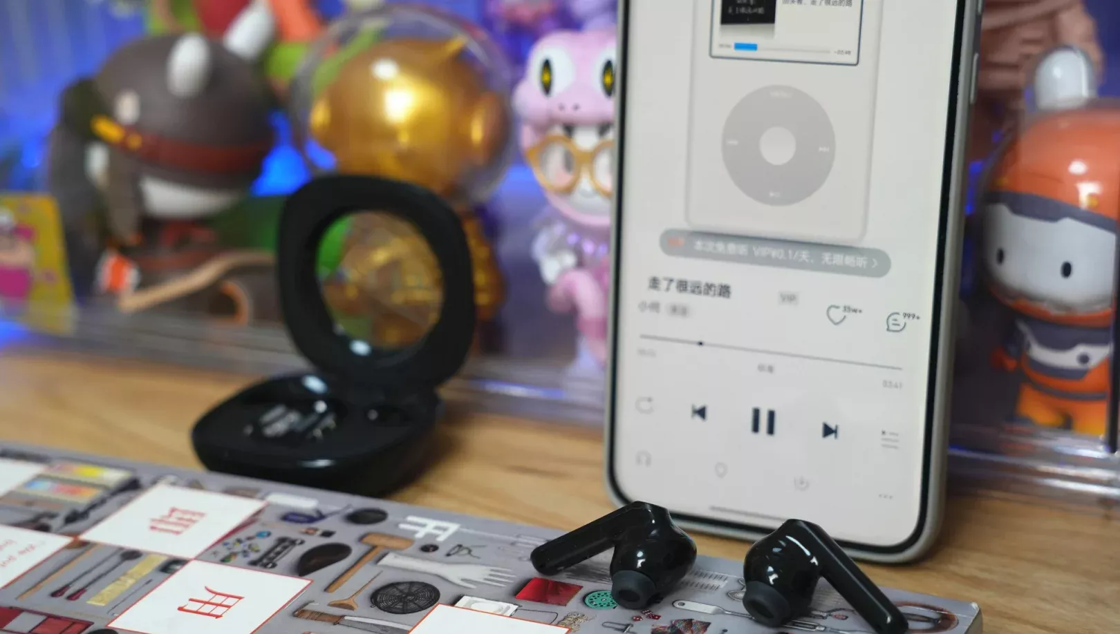 我的第一款FIIL是头戴耳机，好像用了都快十年了，我现在还记得，那个时候的FIIL耳机的价格都有点小贵，但是声音对得起价格，音质超级好。 就在最近，我又发现FIIL推出了一款全新的耳机FIIL Key Pro2，我看配置和功能都是千元旗舰级别的，但是价格却只要200多，所以就入手了，我试了一下，音质依然保持着较高的水平，而功能方面，除了没有无线充电以外，其他基本全都支持，比如它最高支持55dB智驾级自适应降噪技术，别的普通耳机基本都是手动调节，FIIL已经实现了自动调节，然后还支持LDAC高清音频解码，有