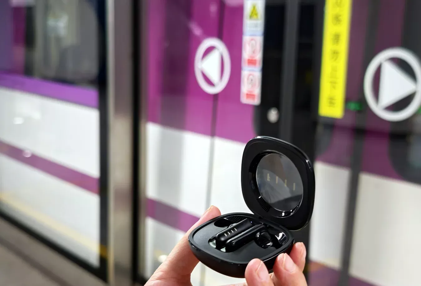 我的第一款FIIL是头戴耳机，好像用了都快十年了，我现在还记得，那个时候的FIIL耳机的价格都有点小贵，但是声音对得起价格，音质超级好。 就在最近，我又发现FIIL推出了一款全新的耳机FIIL Key Pro2，我看配置和功能都是千元旗舰级别的，但是价格却只要200多，所以就入手了，我试了一下，音质依然保持着较高的水平，而功能方面，除了没有无线充电以外，其他基本全都支持，比如它最高支持55dB智驾级自适应降噪技术，别的普通耳机基本都是手动调节，FIIL已经实现了自动调节，然后还支持LDAC高清音频解码，有