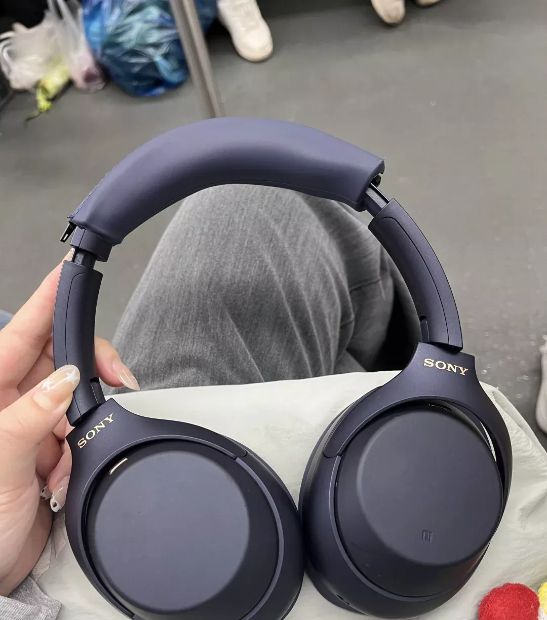 终于能在地铁上听清播客了😭 