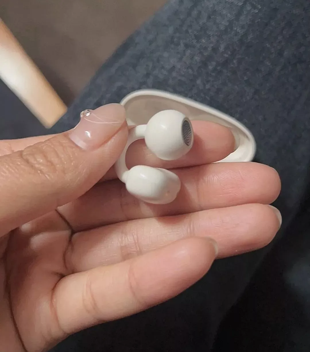 所有人立即停止购买耳夹式耳机 